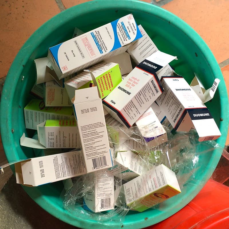 Emmer met lege verpakkingen van hiv-remmers in een ziekenhuis